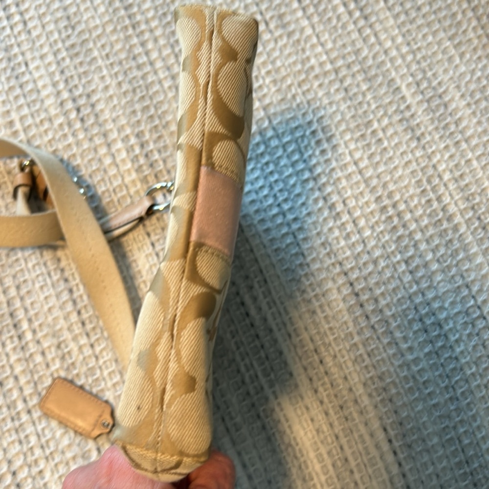 Small vintage Coach crossbody. - Picture 3 of 10